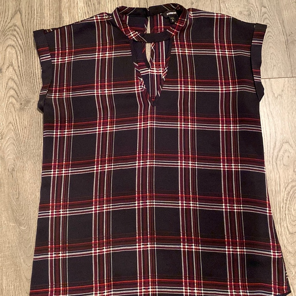 Short sleeve plaid blouse with neck and back keyhole